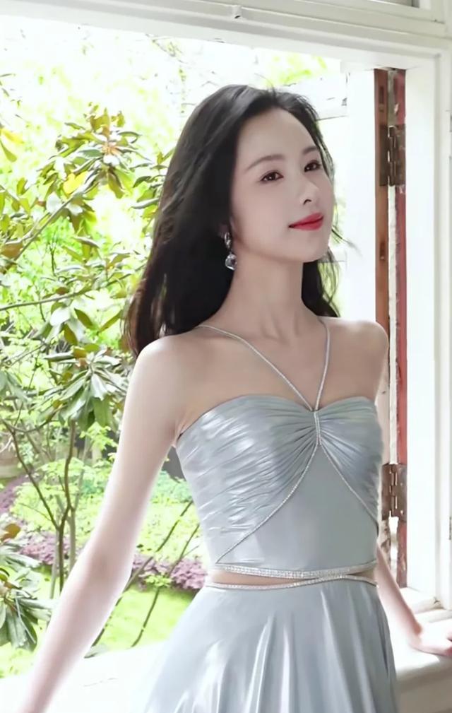 陈都灵，父亲用偶像足球队城市取名，南航校花，人鱼公主