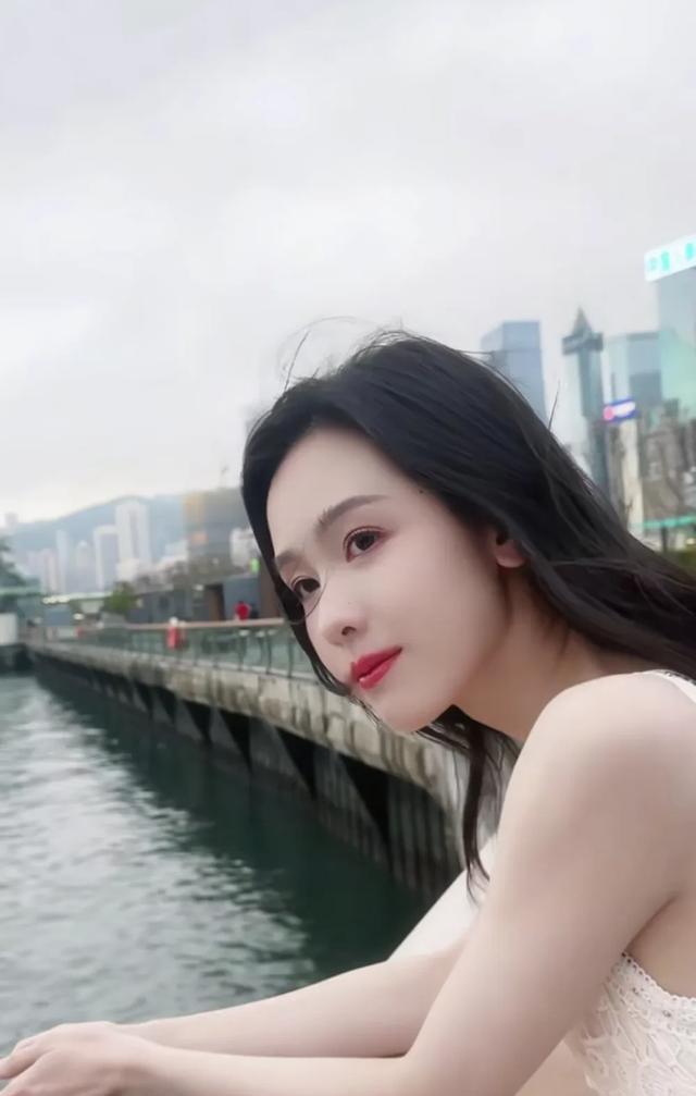 陈都灵，父亲用偶像足球队城市取名，南航校花，人鱼公主