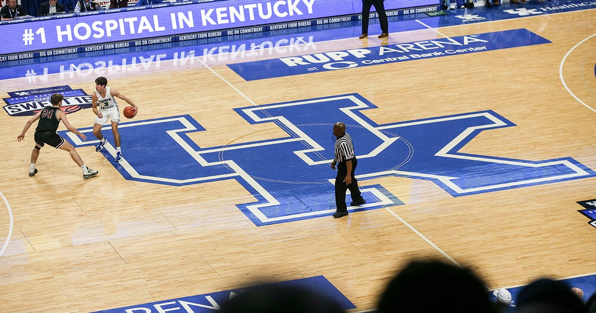 Fan throws beer can at Kentucky players leaving court after Oklahoma