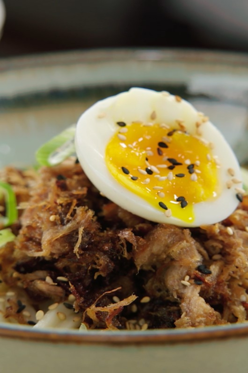 Ramen mit karamellisiertem Schweinefleisch, ein schmackhaftes und ...