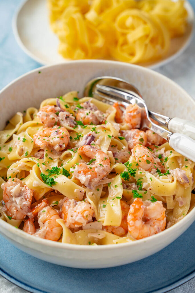 Pasta mit Garnelen in Weißwein-Sahnesauce – mega cremig, einfach ...