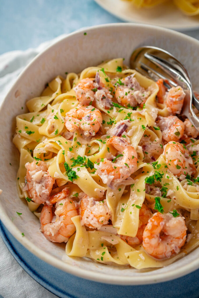 Pasta mit Garnelen in Weißwein-Sahnesauce – mega cremig, einfach ...