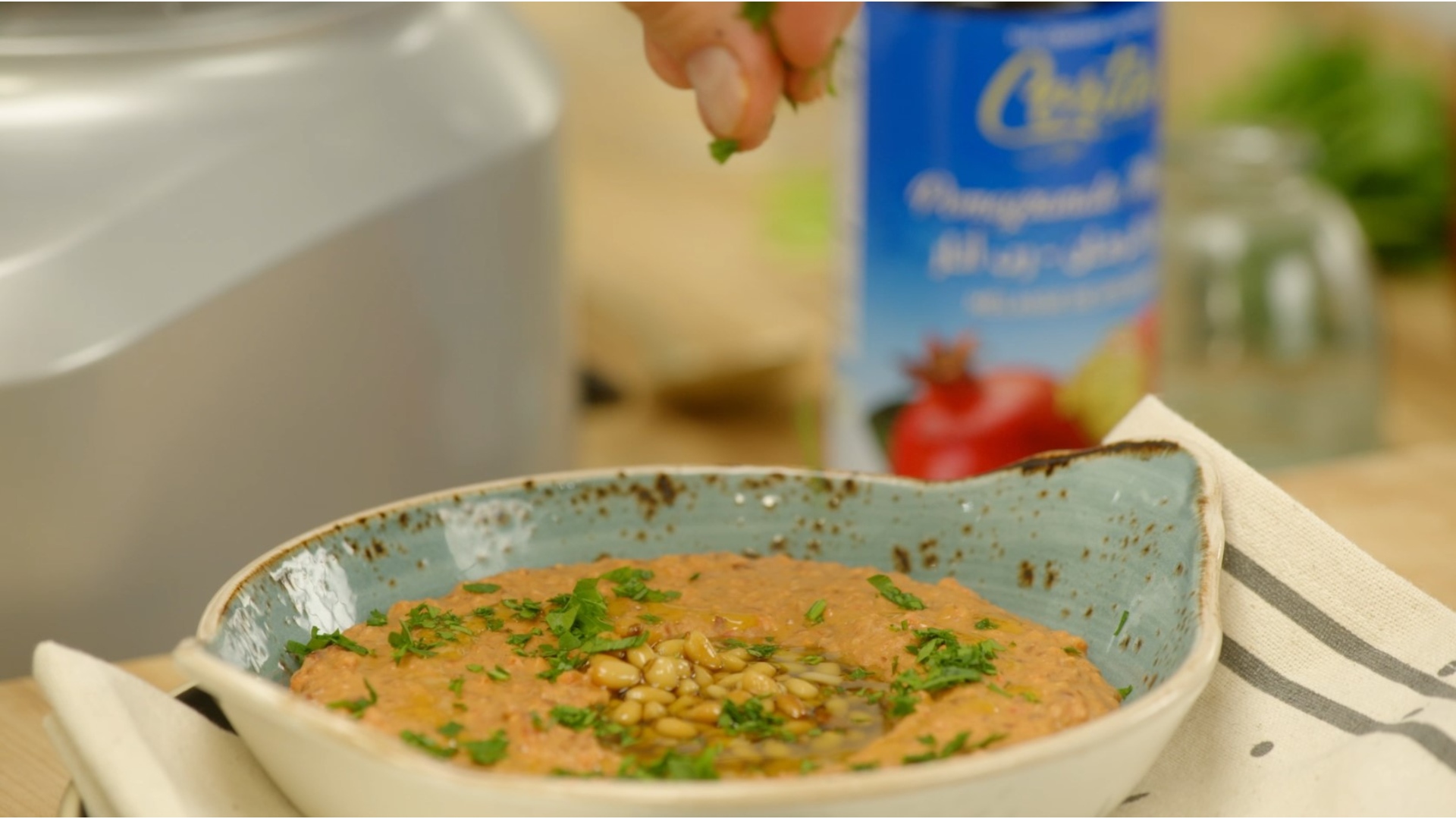 Würziges Kidneybohnen-Hummus mit Granatapfel und gerösteten Paprikaschoten