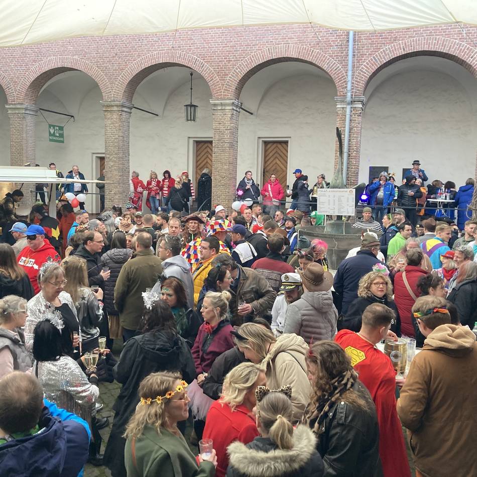 So feierten die Jecken in Kleve und Goch Altweiber