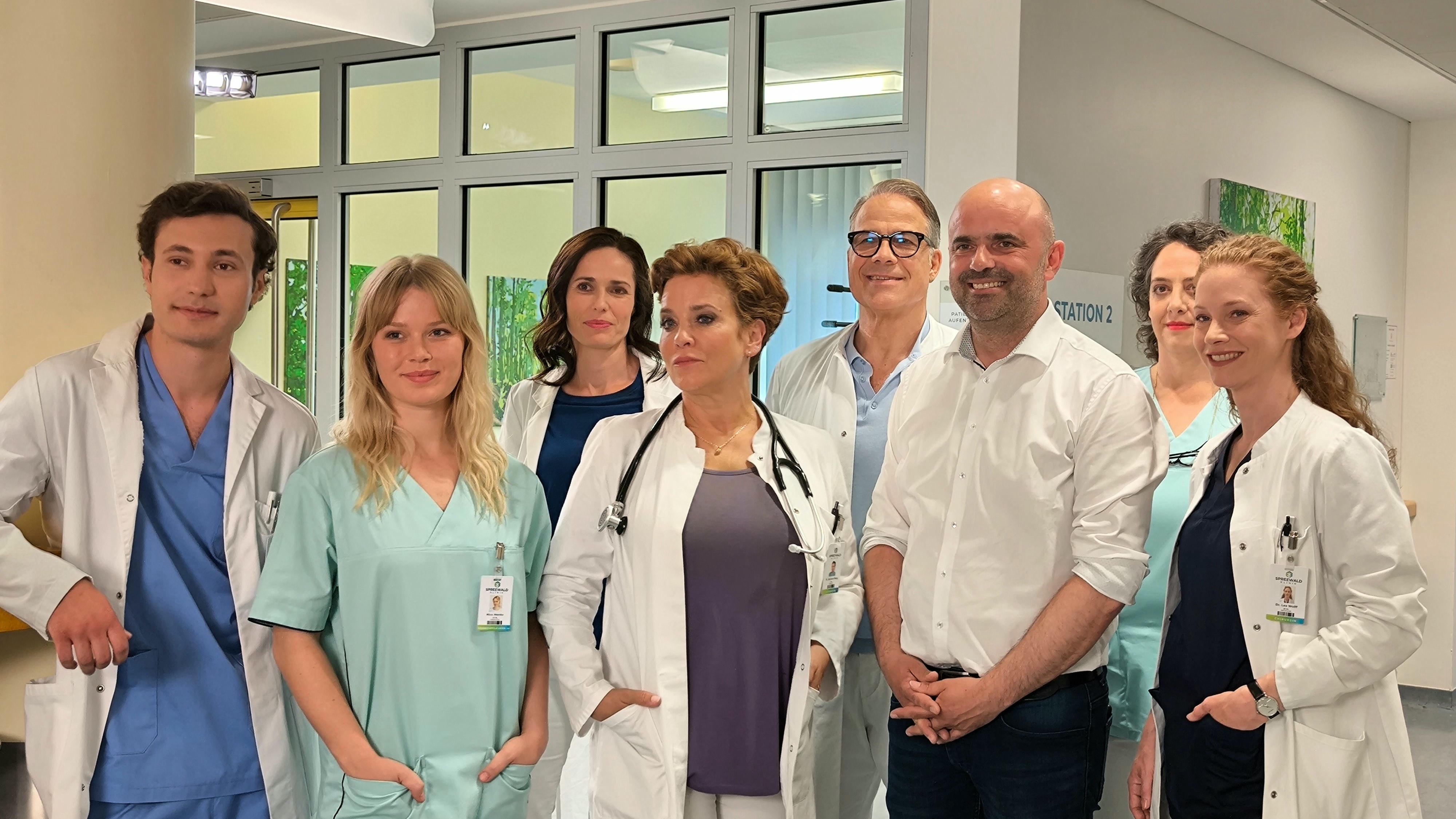 Das Team der ersten Staffel der TV-Serie „Die Spreewaldklinik“ mit Lübbens Bürgermeister Jens Richter (3.v.r.).