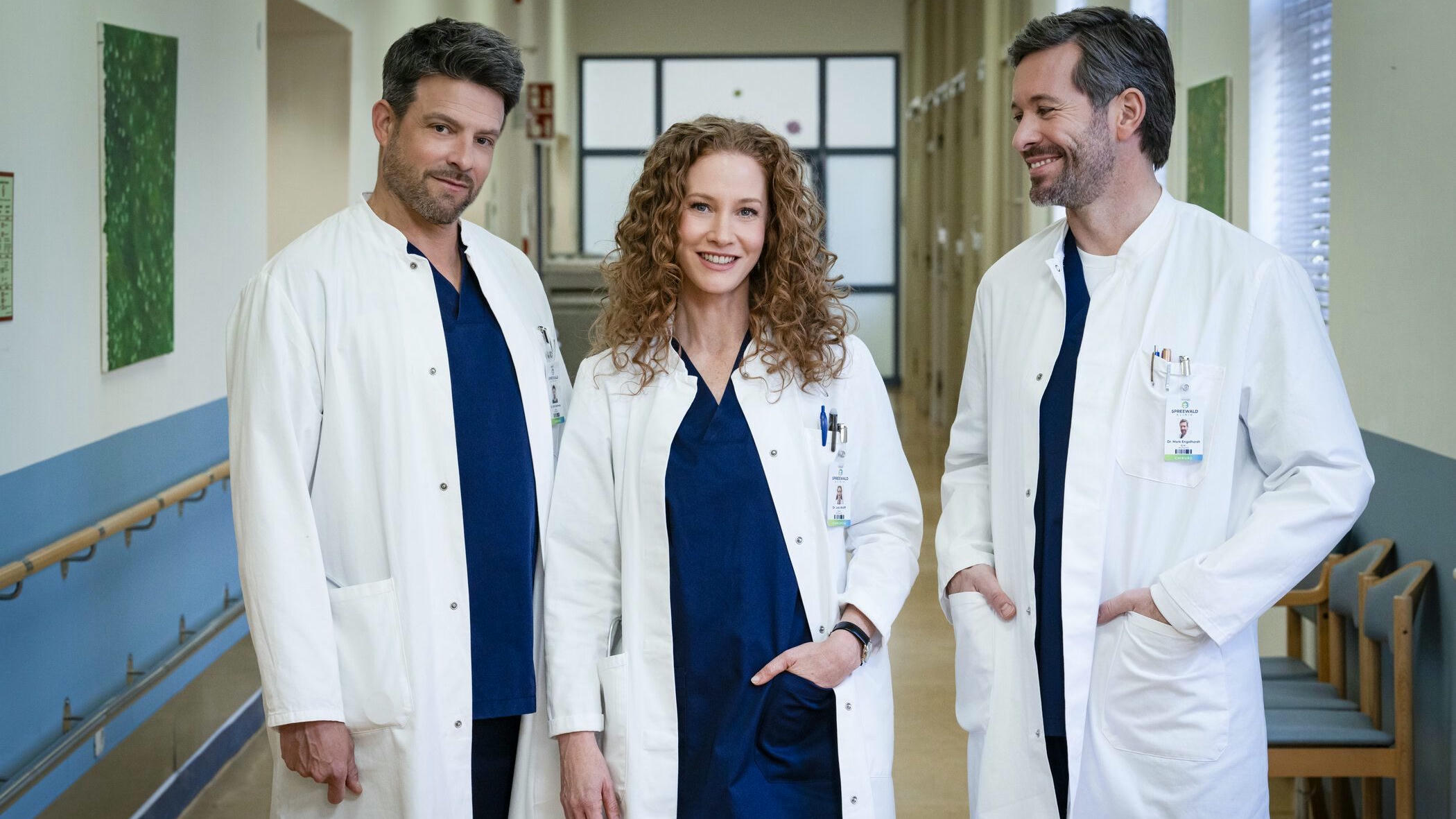 „Die Spreewaldklinik“ auf Sat. 1 geht 2025 in die zweite Runde. Mit dabei sind Daniel Buder (l.), Sina-Valeska Jung und Jan Hartmann.
