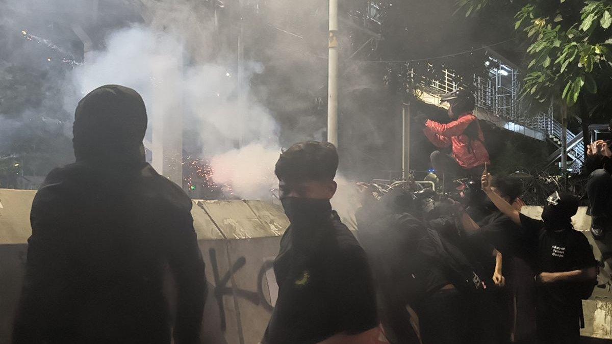 Peserta aksi Indonesia Gelap menghidupkan bom molotov ke arah polisi. Area Patung Arjuna Wijaya atau patung kuda, Gambir, Jakarta Pusat, menjadi panas pada Jumat (21/2/2025) malam. Semakin malam, aksi "Indonesia Gelap" yang sebelumnya berjalan tertib berubah chaos. (Kompas.com/ Intan Afrida Rafni)