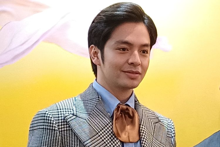 Angga Yunanda Berlatih Selompret di Film Para Perasuk