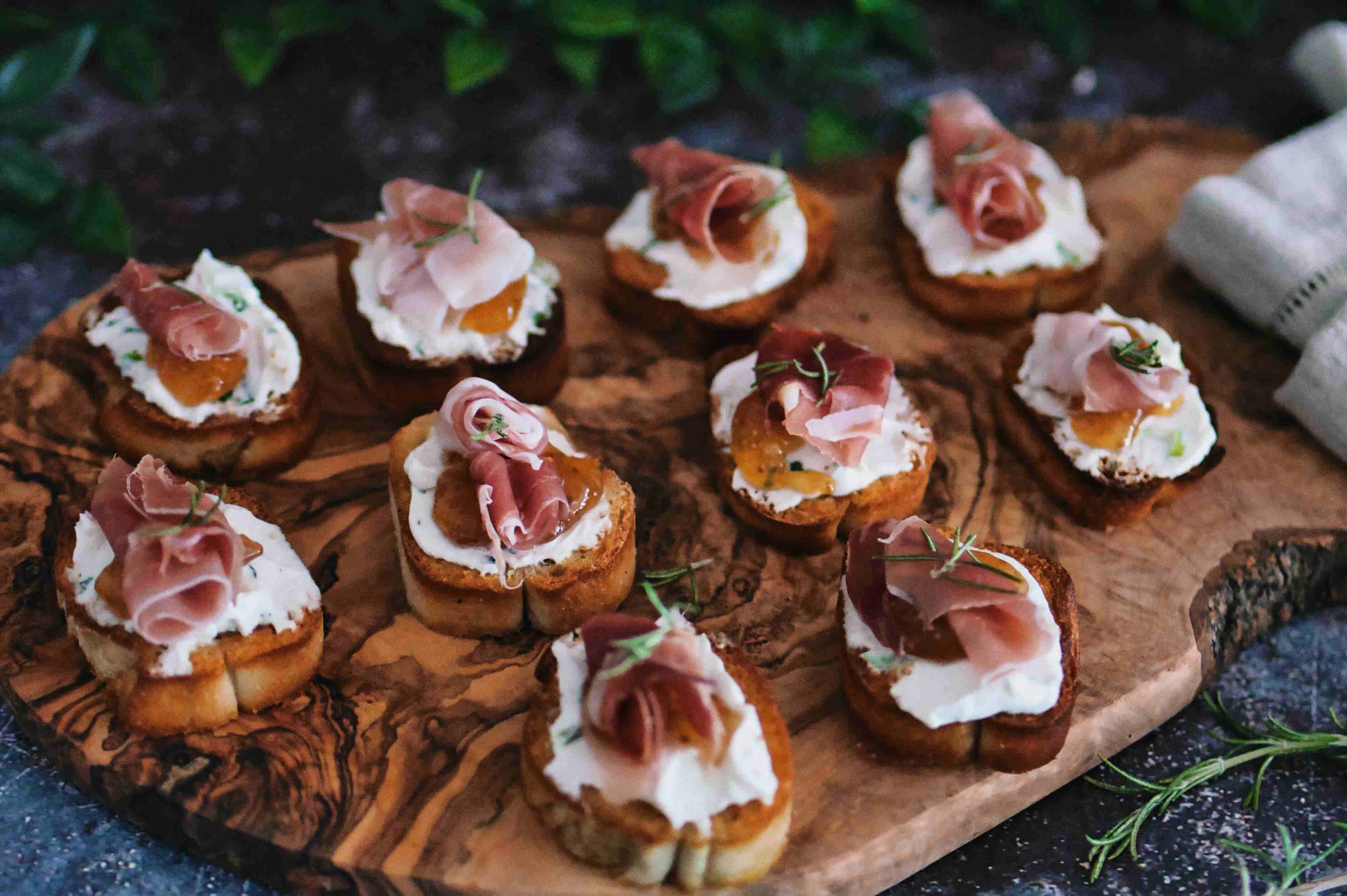 Rezept: Crostini mit Prosciutto und Ziegenkäse