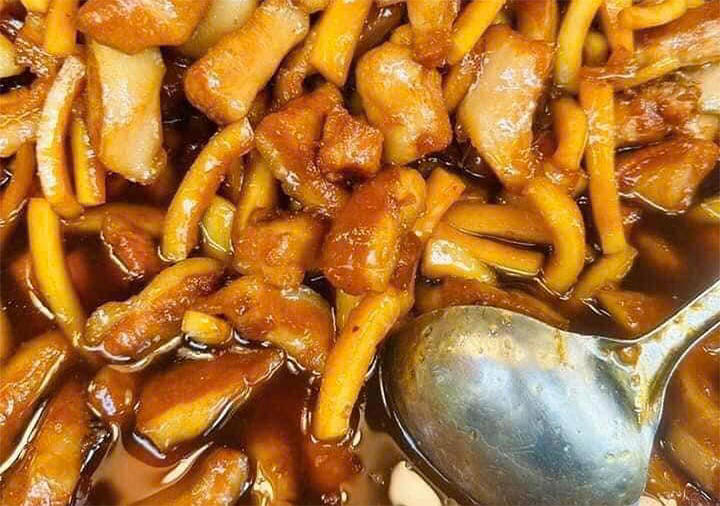 Món thịt kho cùi dừa rất đưa cơm. (Ảnh: BAY's Fruits n Food)