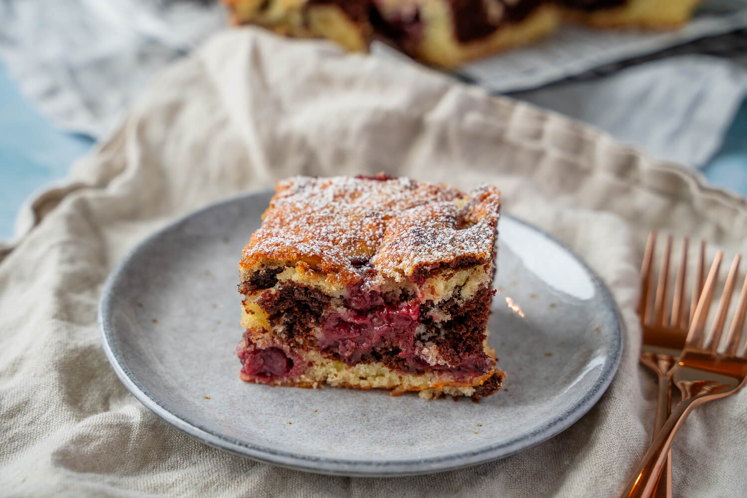 Marmorkuchen mit Kirschen vom Blech – saftig &amp; einfach