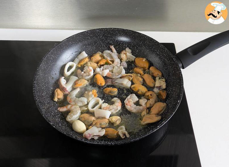 Passo 3 - Risoto de frutos do mar congelado: Receita fácil, cremosa e saborosa