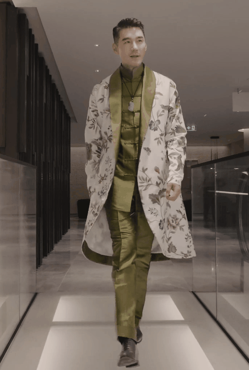 54岁胡兵伦敦走秀，与外国小鲜肉同框霸气十足赢麻了