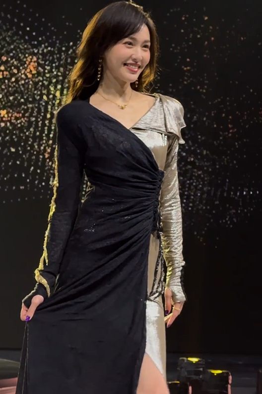 54岁胡兵伦敦走秀，与外国小鲜肉同框霸气十足赢麻了 