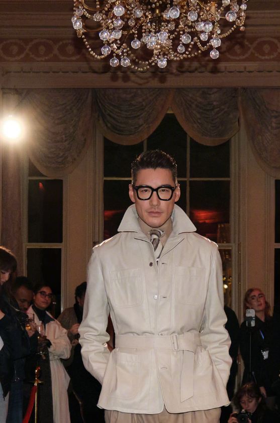 54岁胡兵伦敦走秀，与外国小鲜肉同框霸气十足赢麻了