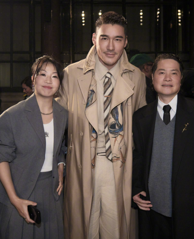 54岁胡兵伦敦走秀，与外国小鲜肉同框霸气十足赢麻了