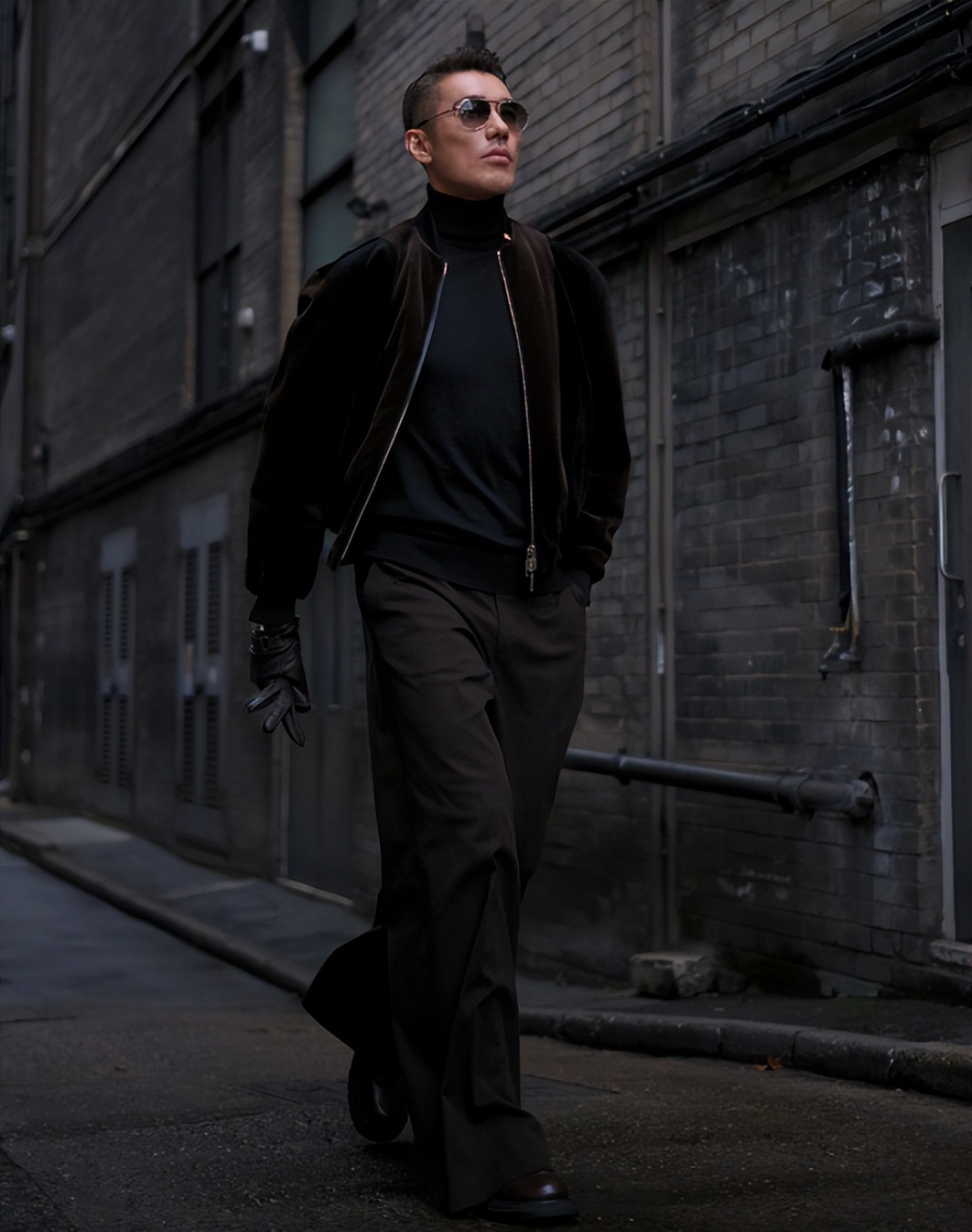 54岁胡兵伦敦走秀，与外国小鲜肉同框霸气十足赢麻了