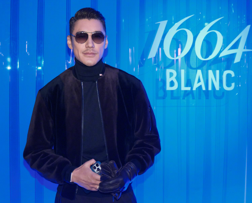 54岁胡兵伦敦走秀，与外国小鲜肉同框霸气十足赢麻了