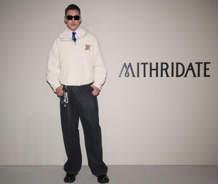 54岁胡兵伦敦走秀，与外国小鲜肉同框霸气十足赢麻了