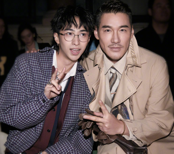 54岁胡兵伦敦走秀，与外国小鲜肉同框霸气十足赢麻了