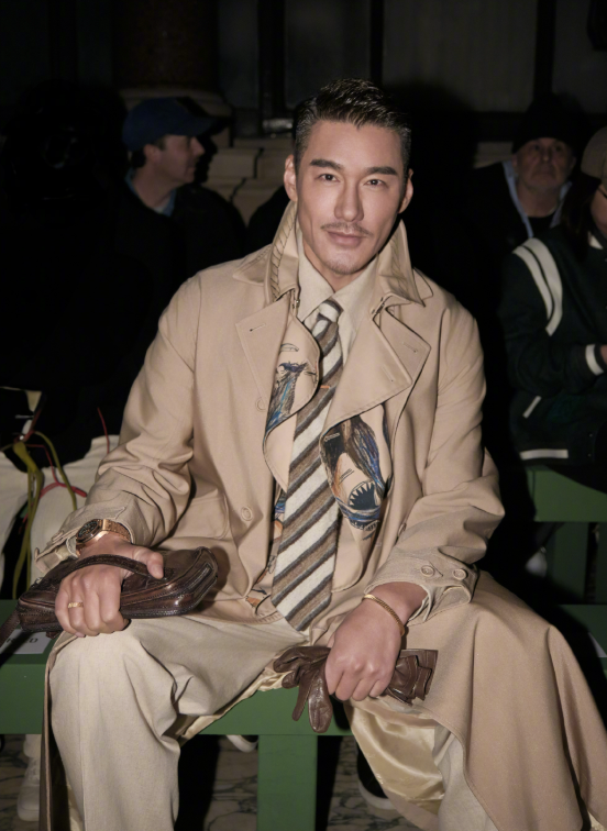 54岁胡兵伦敦走秀，与外国小鲜肉同框霸气十足赢麻了