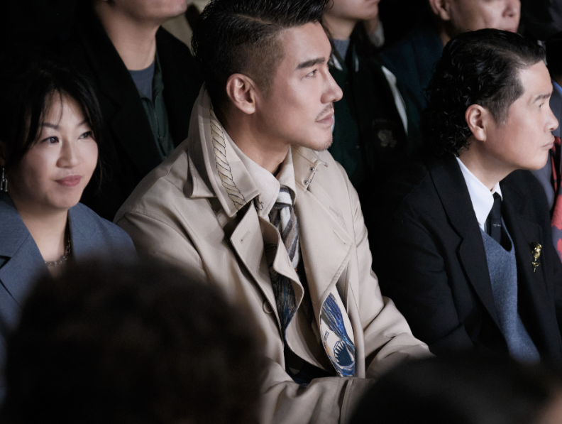 54岁胡兵伦敦走秀，与外国小鲜肉同框霸气十足赢麻了