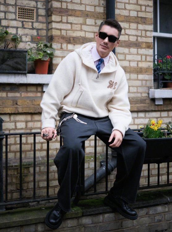 54岁胡兵伦敦走秀，与外国小鲜肉同框霸气十足赢麻了