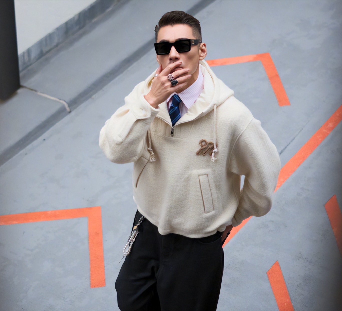 54岁胡兵伦敦走秀，与外国小鲜肉同框霸气十足赢麻了