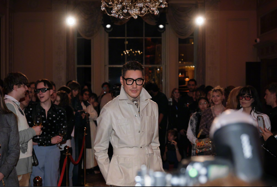 54岁胡兵伦敦走秀，与外国小鲜肉同框霸气十足赢麻了