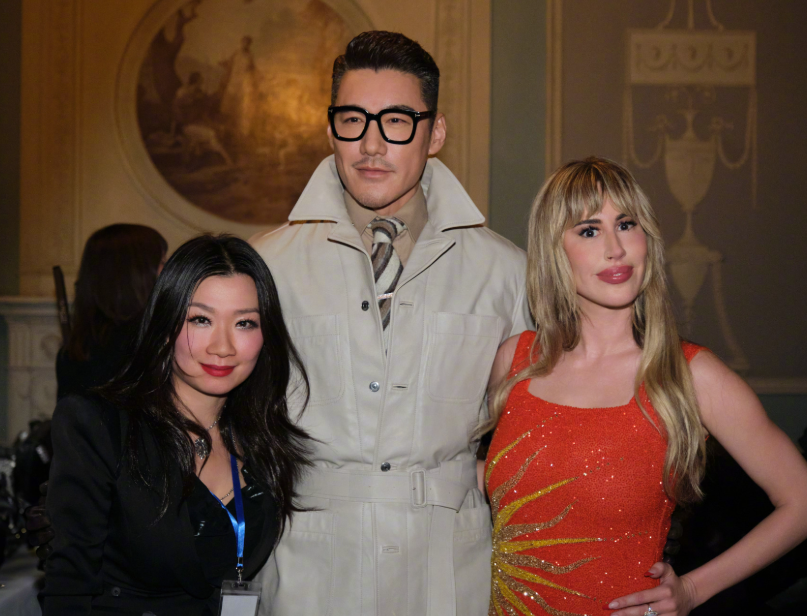 54岁胡兵伦敦走秀，与外国小鲜肉同框霸气十足赢麻了