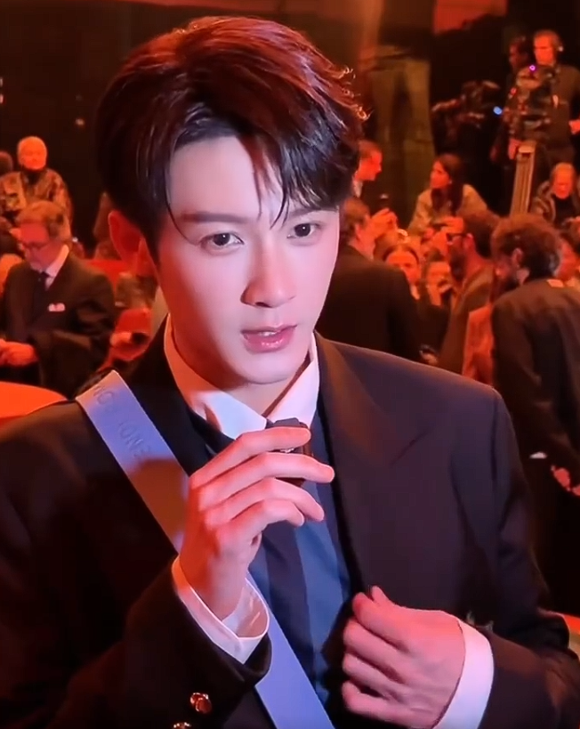 54岁胡兵伦敦走秀，与外国小鲜肉同框霸气十足赢麻了