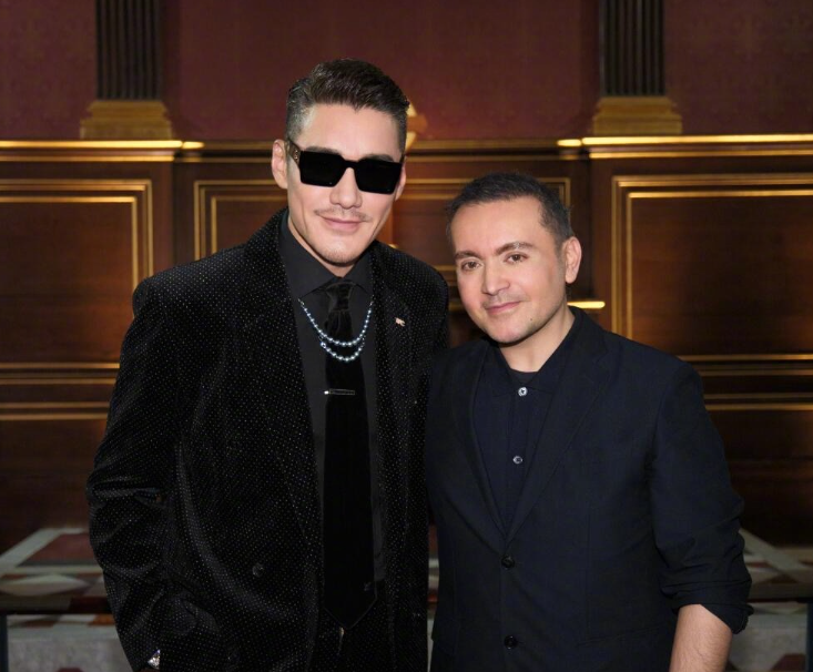 54岁胡兵伦敦走秀，与外国小鲜肉同框霸气十足赢麻了