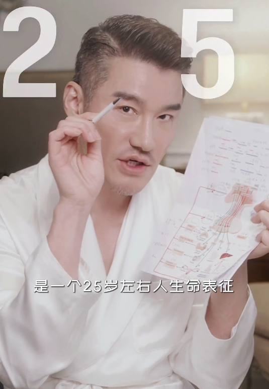 54岁胡兵伦敦走秀，与外国小鲜肉同框霸气十足赢麻了