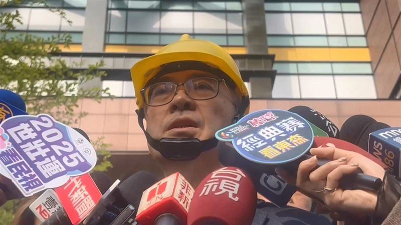 謝英明說明，氣爆案後新光三越員工的安置情況。（圖／翻攝畫面）