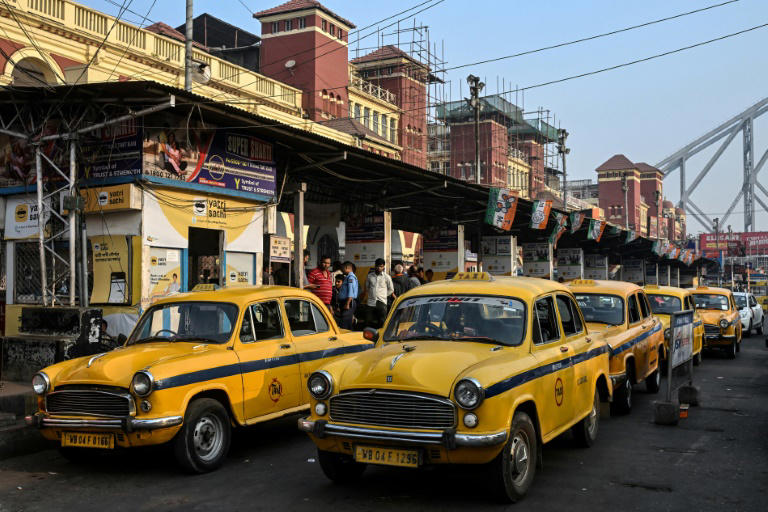 El emblemático Hindustan Ambassador de Calcuta fue durante años el principal medio de transporte para ministros y capitanes de la industria.