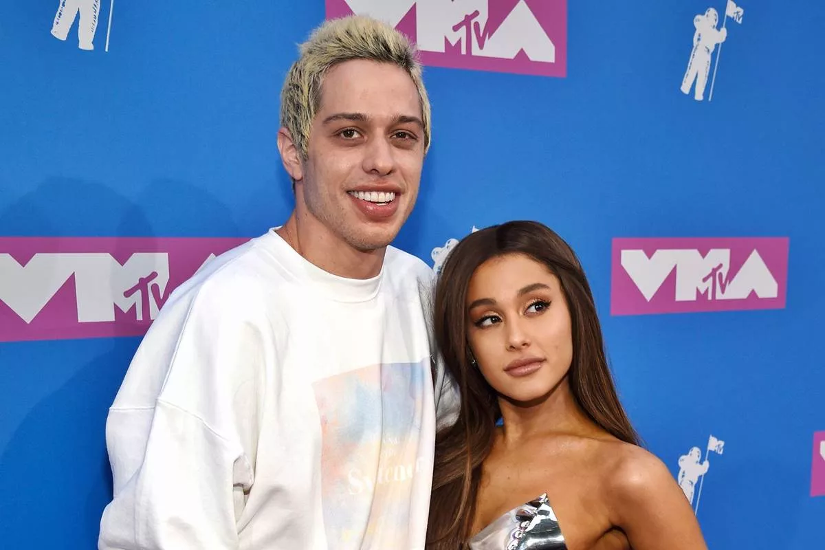 Pete Davidson backs exfiancee Ariana Grande for Oscar win(02)