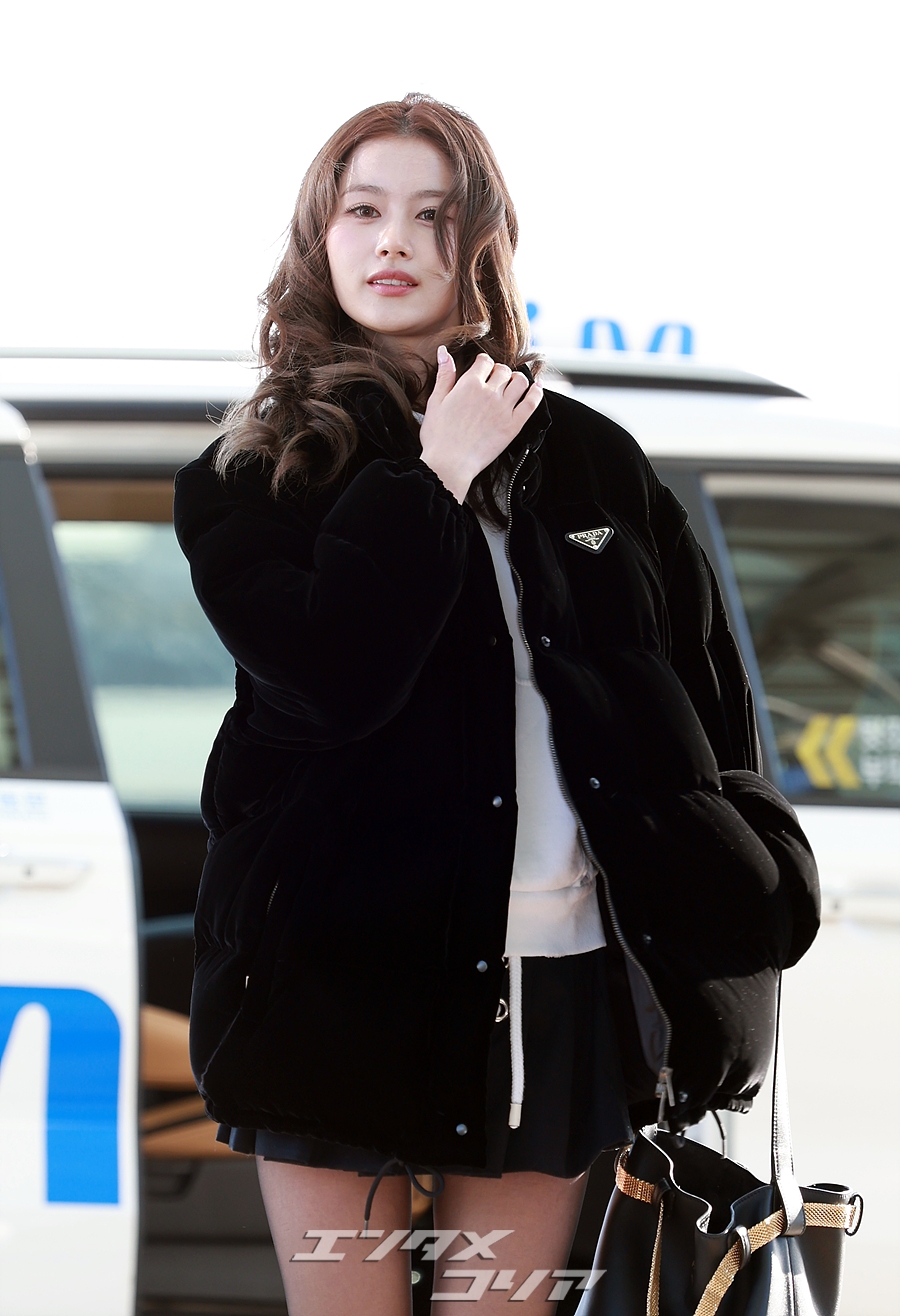 フォト】人形のように美しいTWICEサナ、超ミニのスカート姿ですらりと