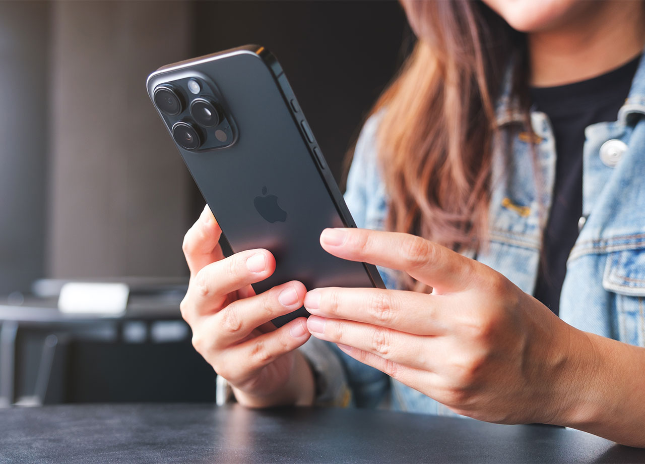 woman-holding-iphone-15-pro-max