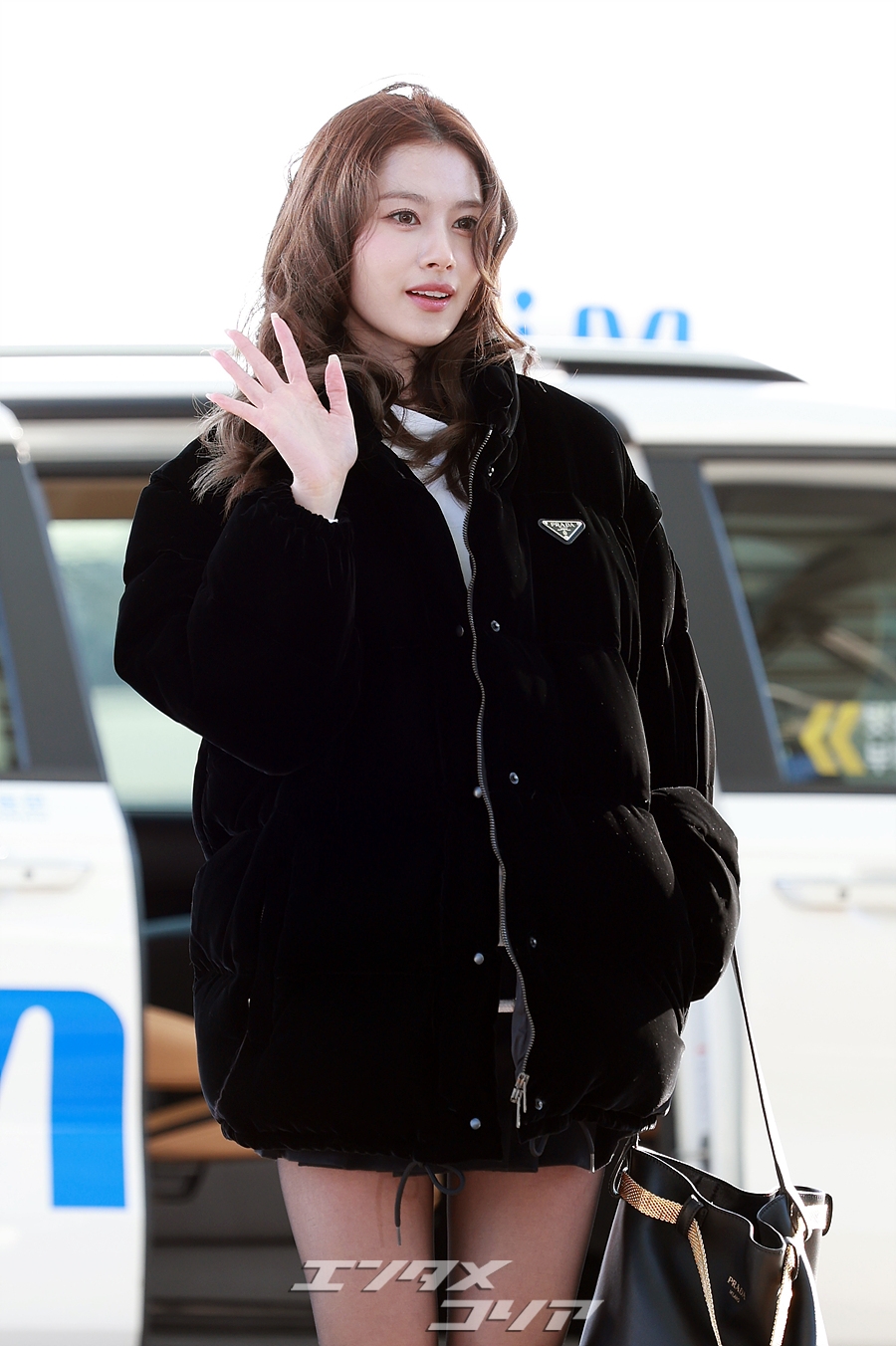 フォト】人形のように美しいTWICEサナ、超ミニのスカート姿ですらりと