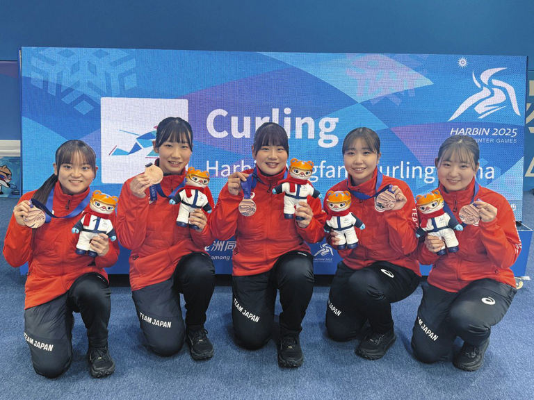 カーリング】冬季アジア大会で銅メダル獲得の女子日本代表が喜び カーリング】冬季アジア大会で銅メダル獲得の女子日本代表が喜び