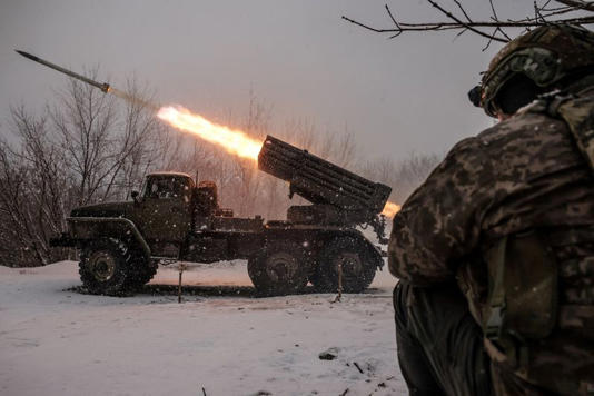 Militar ucraniano em Chasiv Yar, na região de Donetsk  15/2/2025.  Divulgação via REUTERS