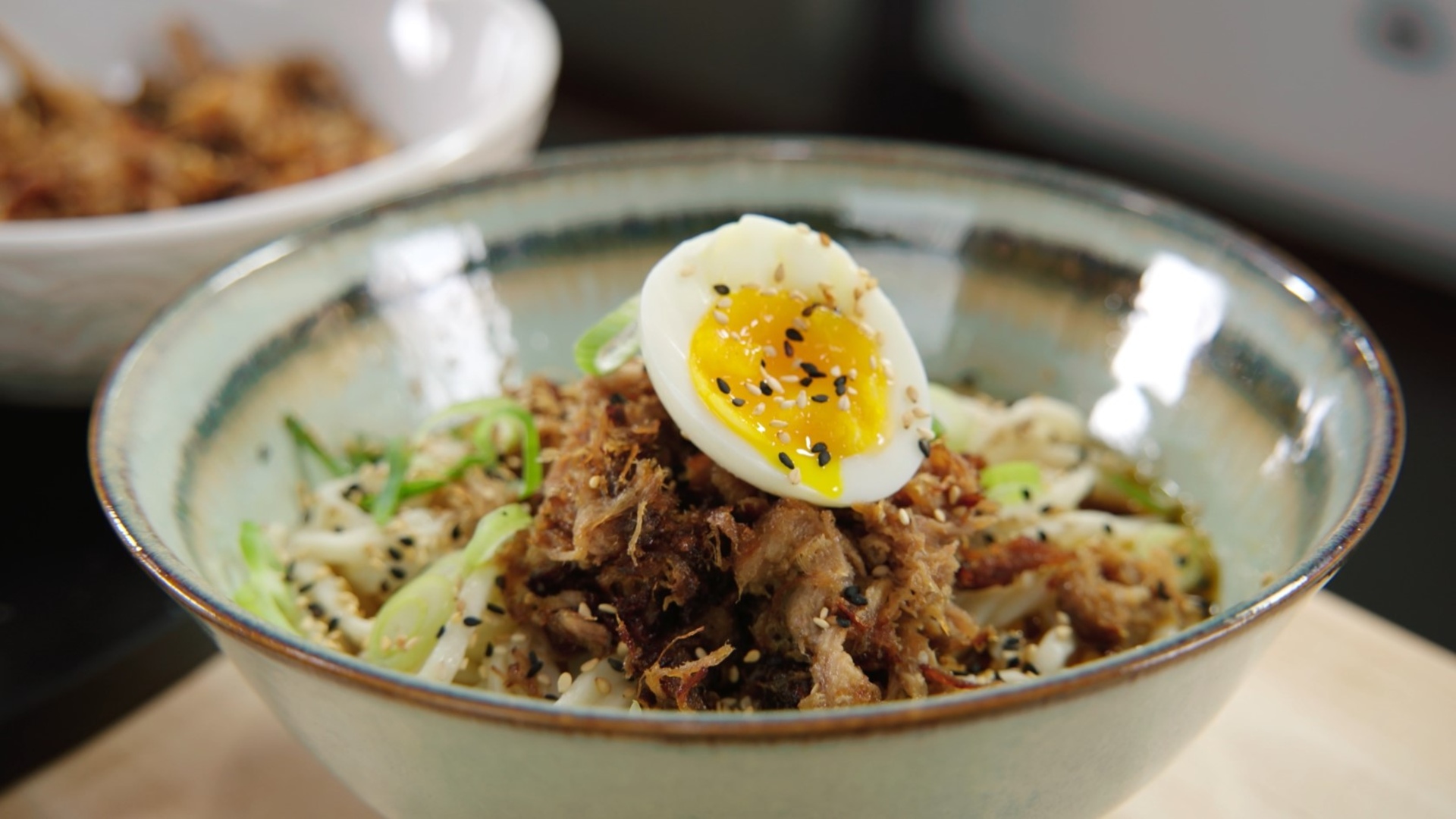 Ramen mit karamellisiertem Schweinefleisch, ein geschmacksintensiver ...