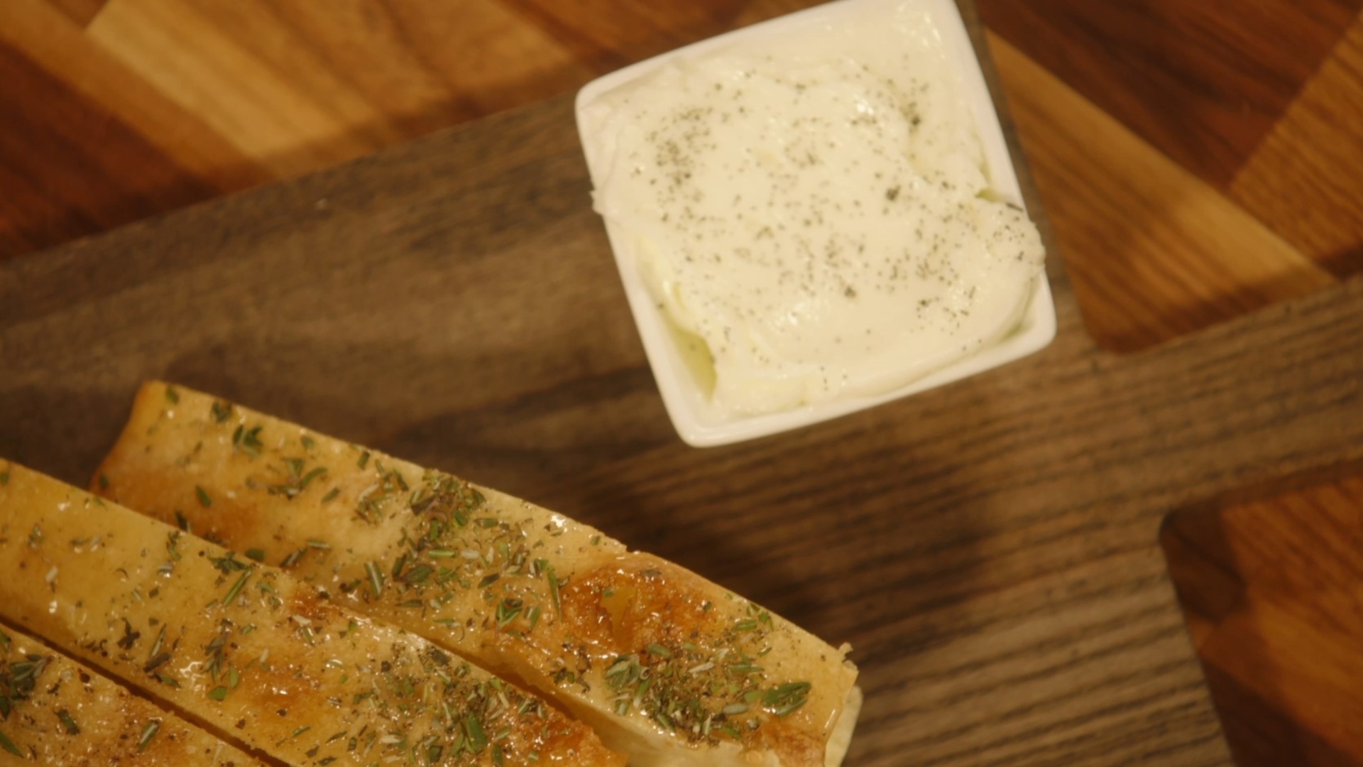 Geräuchertes Ziegenbutter-Kräuter-Brot, ein geschmacklicher Genuss
