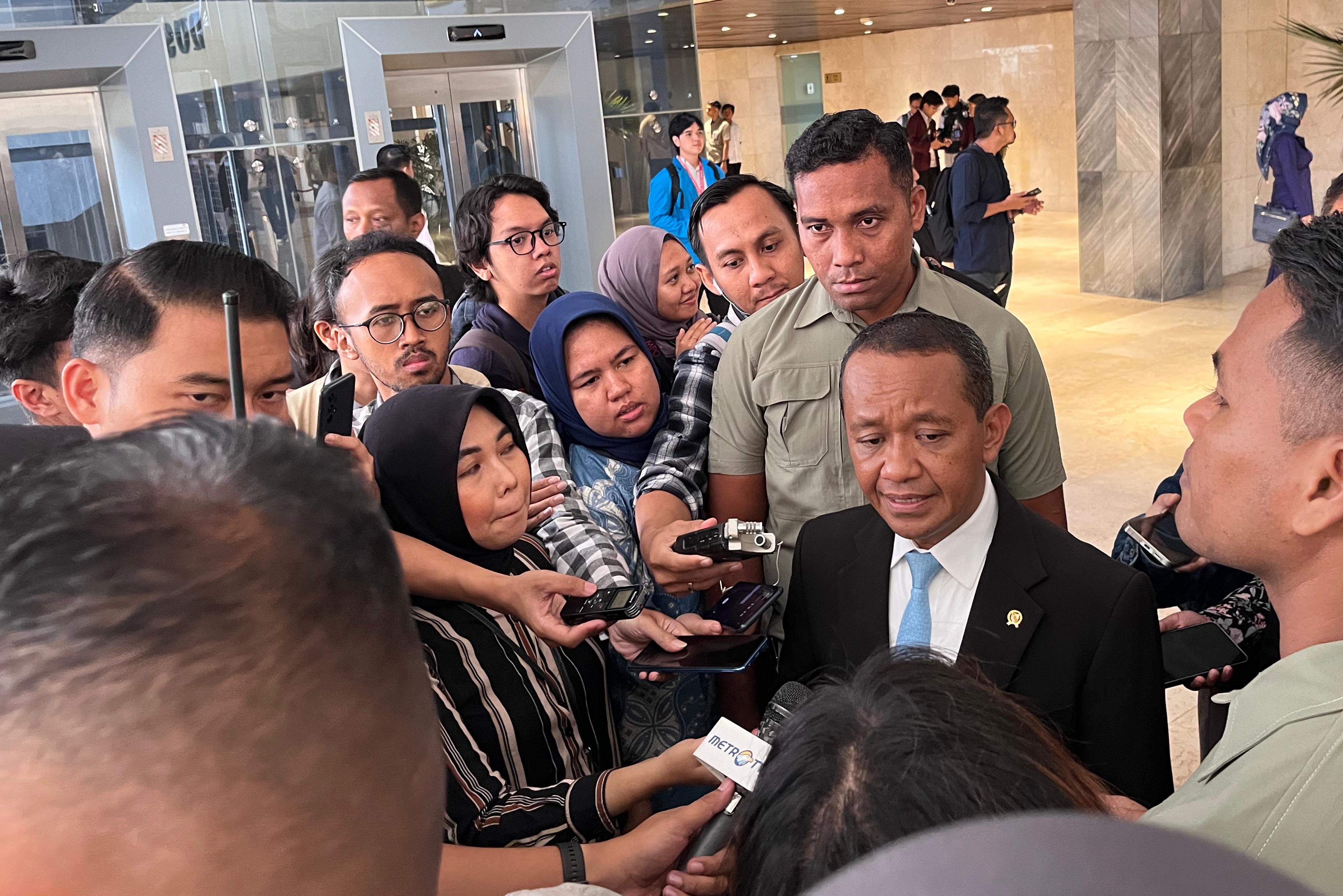 Menteri Energi dan Sumber Daya Mineral (ESDM) Bahlil Lahadalia saat ditemui di kompleks DPR RI pada Selasa (18/2).