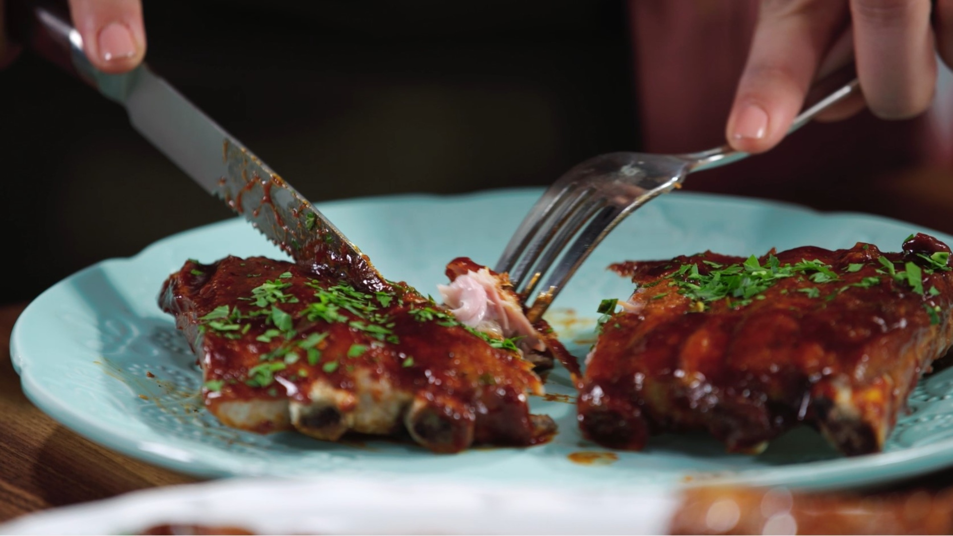 Süße und rauchige Schweinerippchen mit hausgemachter BBQ-Soße