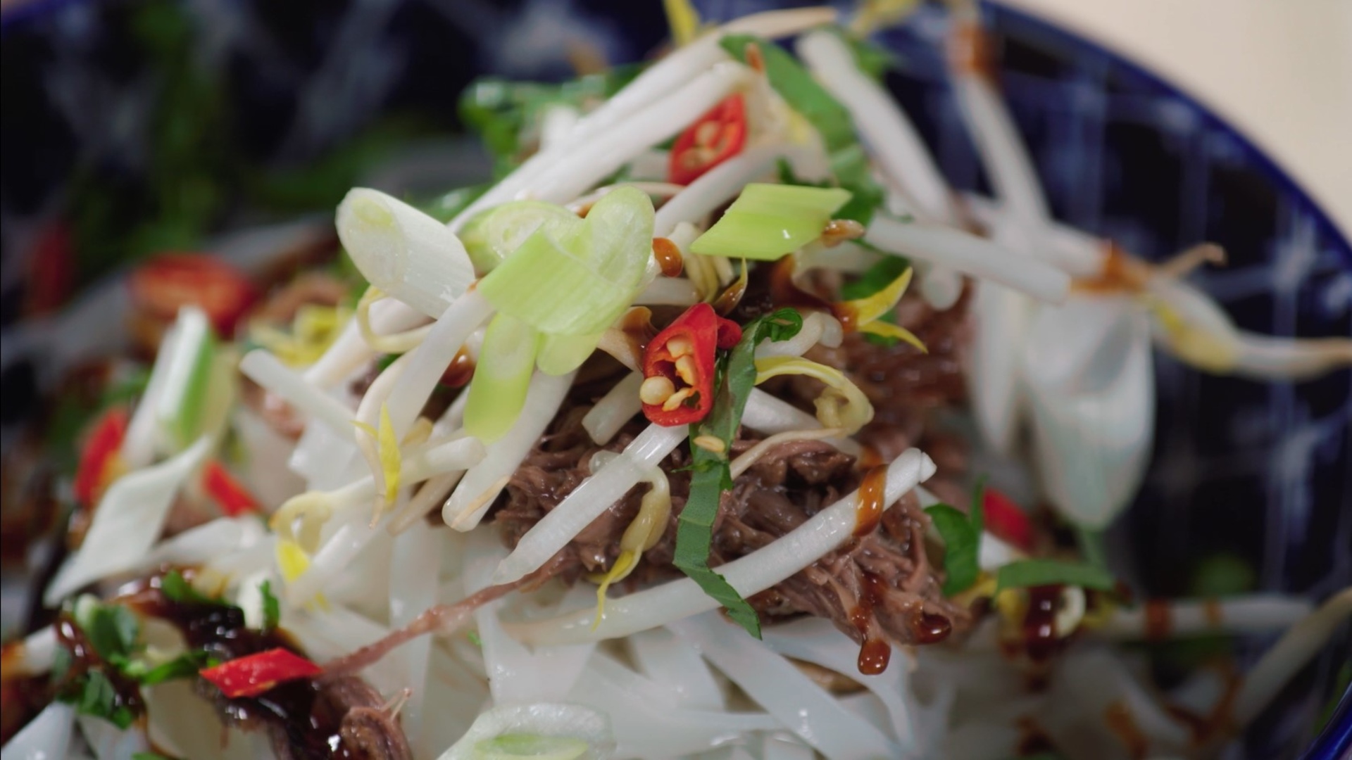Würzige Rindfleisch-Pho mit aromatischen Gewürzen