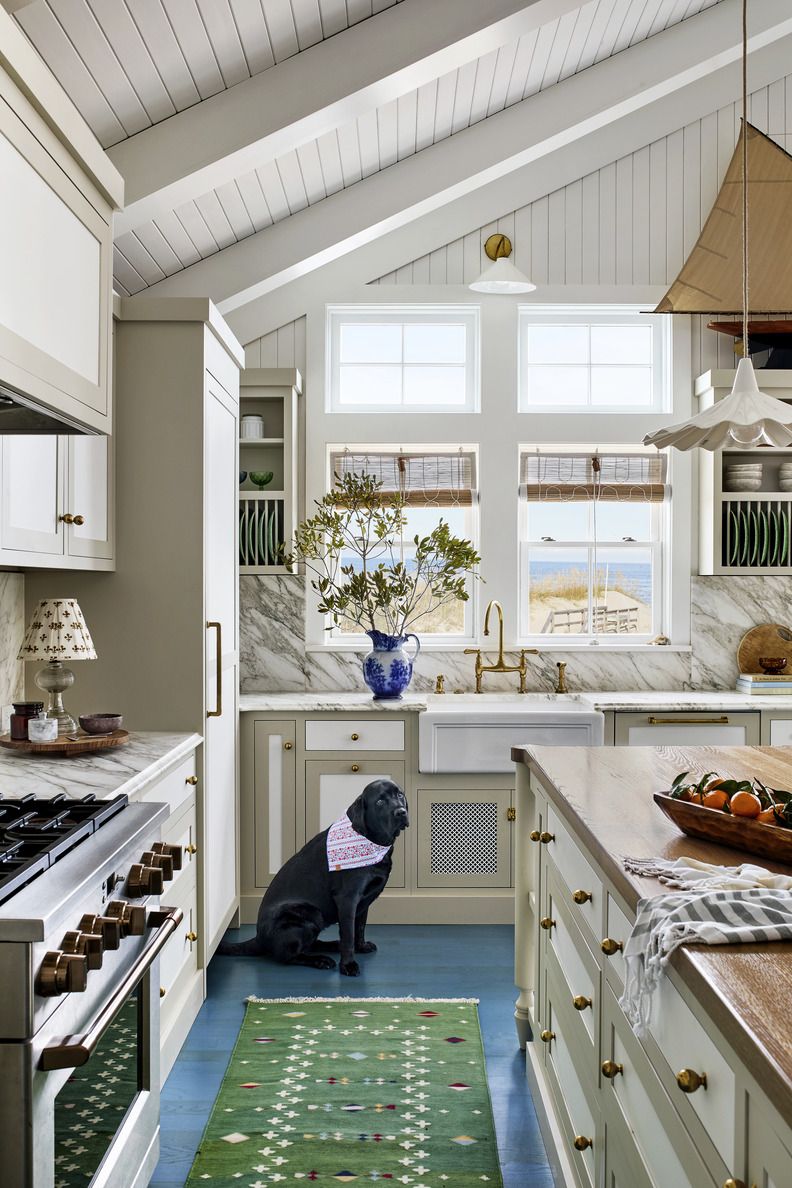 25) Anchor the Space With a Bold Hue