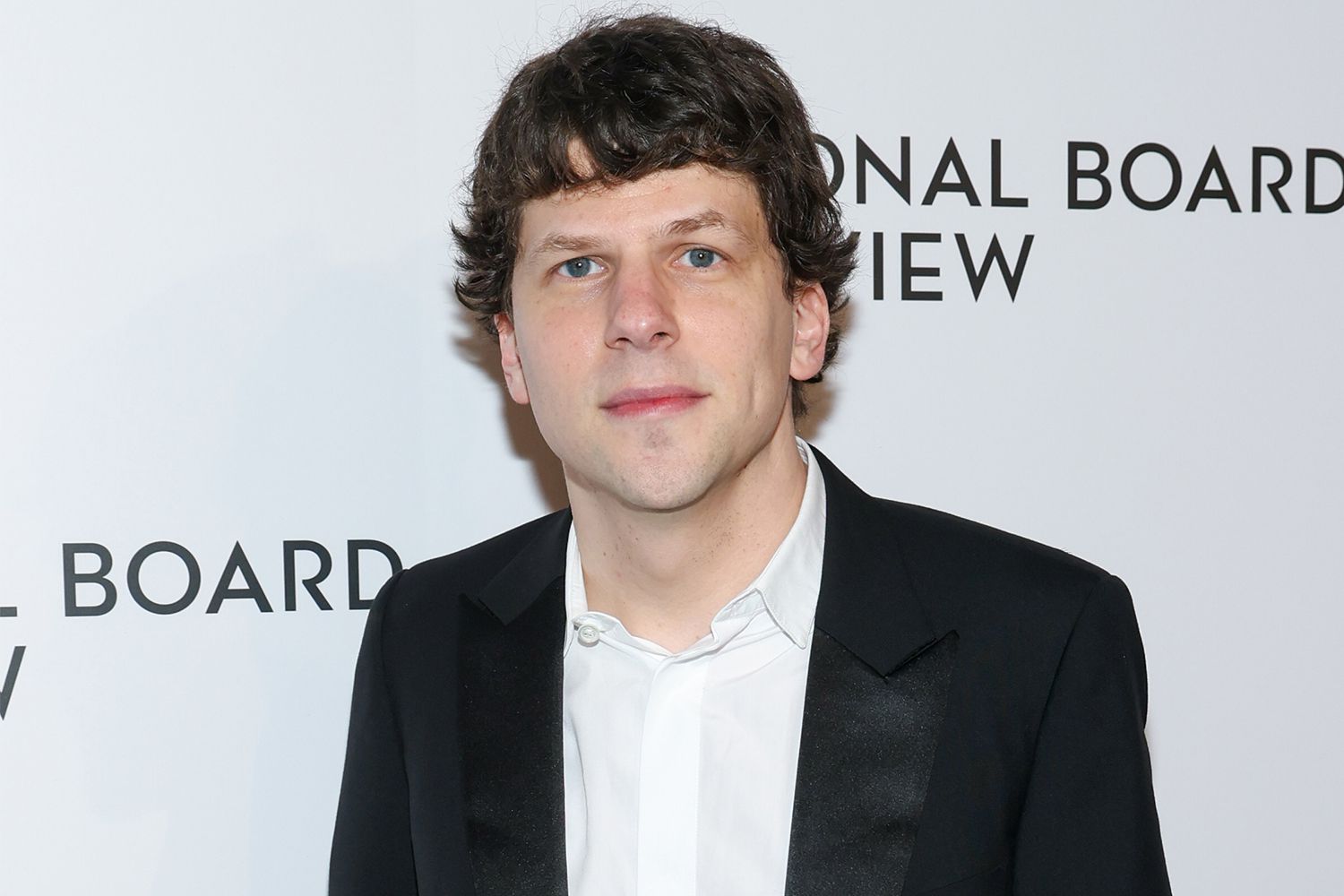 Jesse Eisenberg Shares He Writes Music with His ‘Artsy’ 7YearOld Son(00)