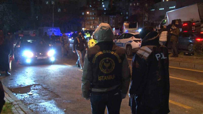 İSTANBUL KAĞITHANE'DE GENİŞ ÇAPLI ASAYİŞ VE NARKOTİK UYGULAMASI GERÇEKLEŞTİRİLDİ. UYGULAMAYI İSTANBUL EMNİYET MÜDÜRÜ SELAMİ YILDIZ, YERİNDE DENETLEDİ.