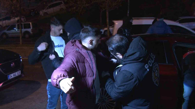 İSTANBUL KAĞITHANE'DE GENİŞ ÇAPLI ASAYİŞ VE NARKOTİK UYGULAMASI GERÇEKLEŞTİRİLDİ. UYGULAMAYI İSTANBUL EMNİYET MÜDÜRÜ SELAMİ YILDIZ, YERİNDE DENETLEDİ.